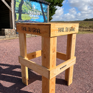 Mange Debout en bois clair - 70 L x 70 l x 110 H cm