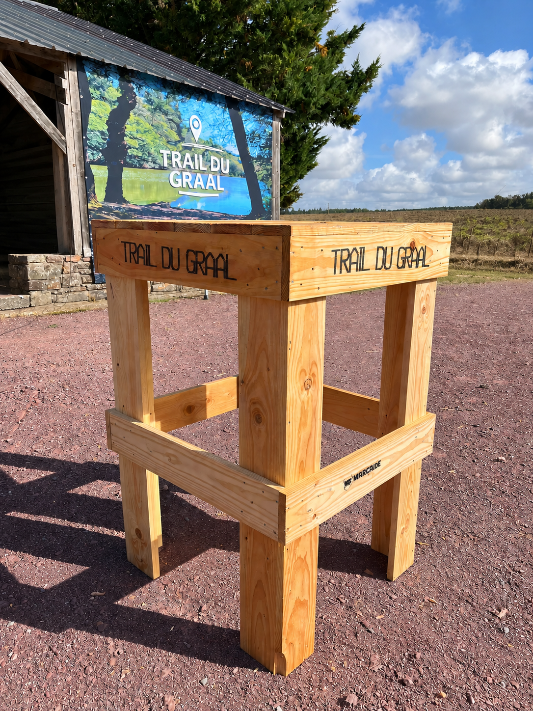 Mange Debout en bois clair - 70 L x 70 l x 110 H cm